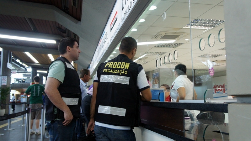 Procon notifica empresas por passe escolar