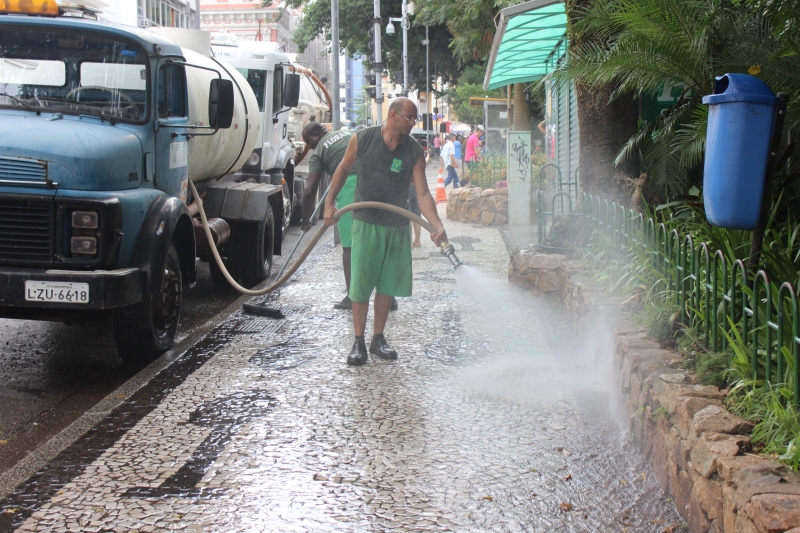 Petit-pavé da praça XV passa por limpeza