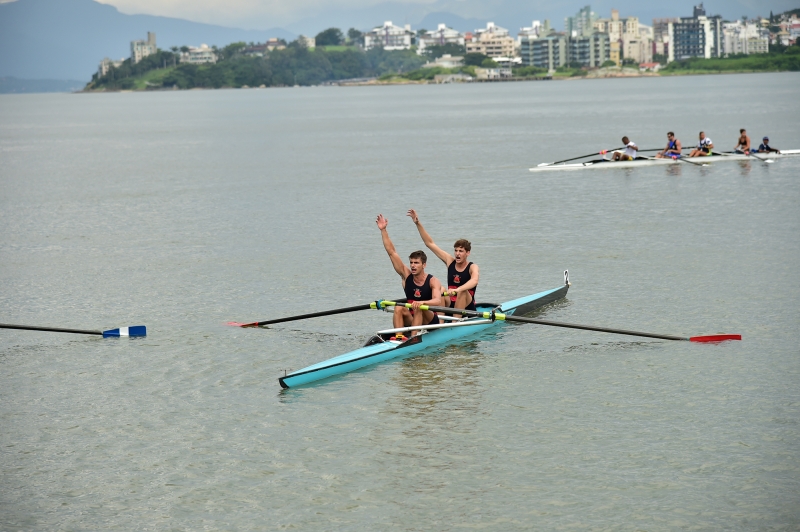 Vento Sul atrapalha, mas regata abrilhanta o sábado