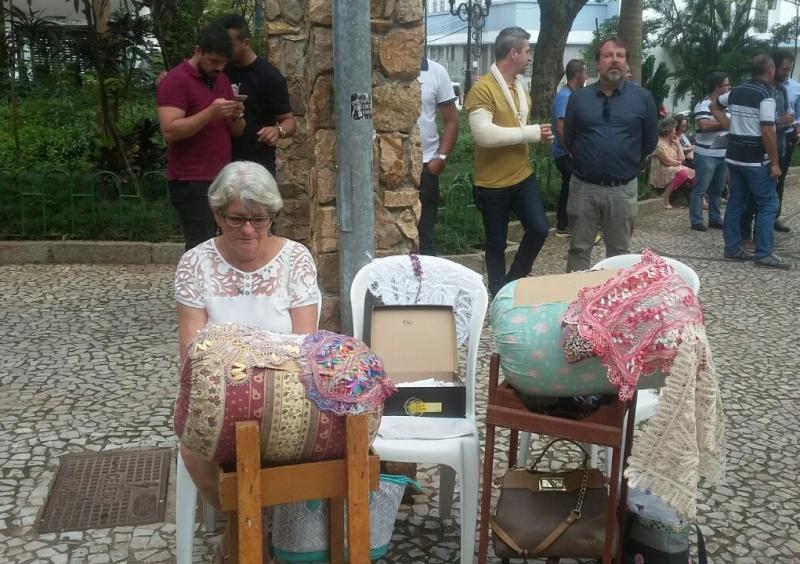 Escola realiza atividades com renda de bilro no aniversário de Floripa