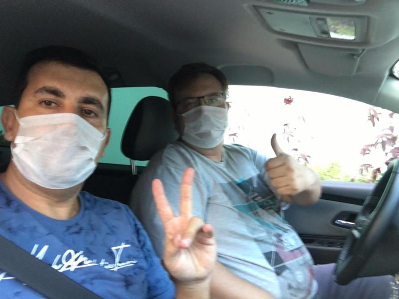 Motoristas trabalham para levar comida e transporte para pessoas em vulnerabilidade 