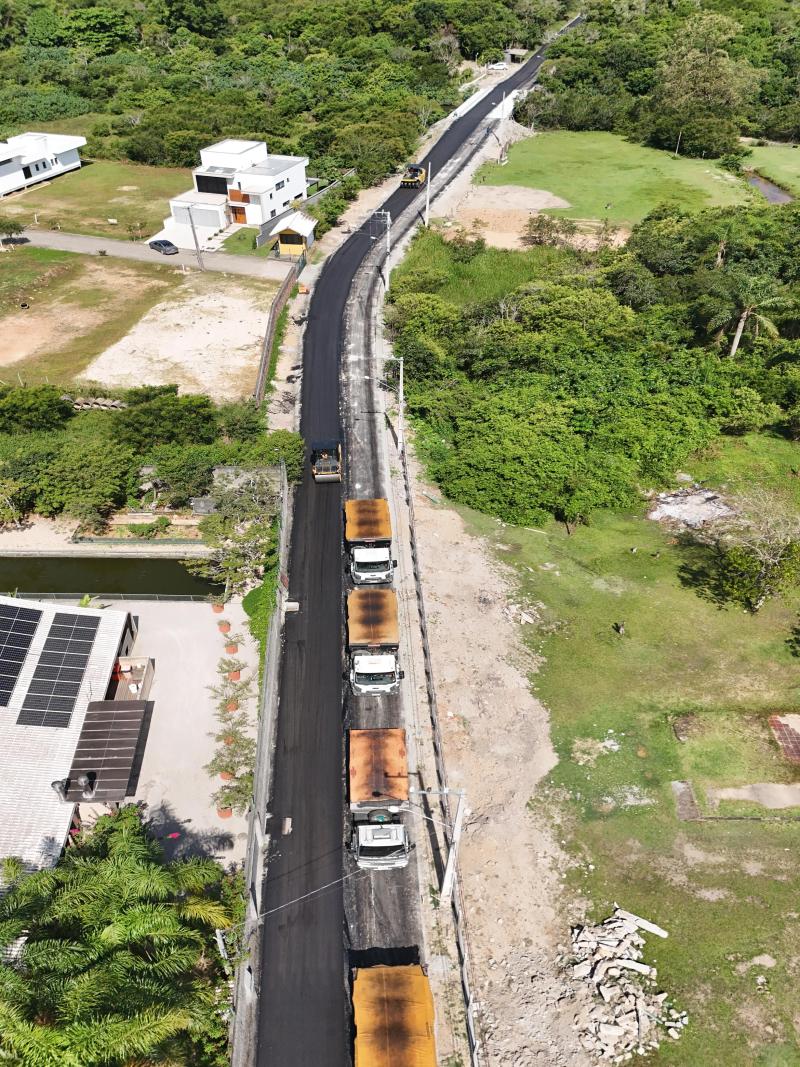 Prefeitura inicia asfaltamento no trecho final da Rua das Goiabas