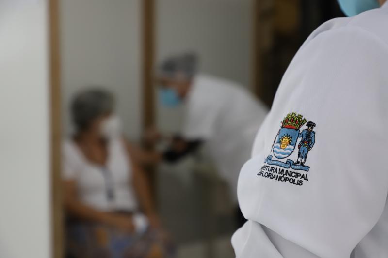 Autônomos da saúde de 60 anos ou mais serão vacinados quarta-feira