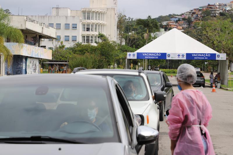 Em Florianópolis, pessoas de 67 e 68 anos ou mais serão vacinados nesta quinta-feira, e pessoas de 63 anos no sábado 