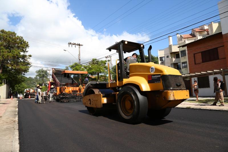 Rua Acary Margarida, em Canasvieiras, recebe asfalto pela primeira vez