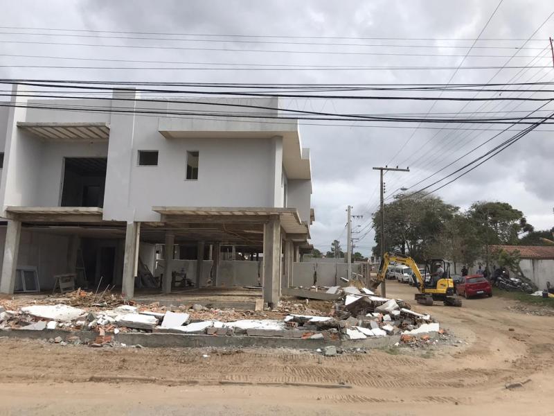 Prefeitura de Florianópolis realiza demolição parcial de obra no Sul da Ilha