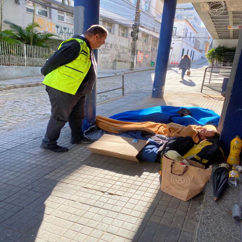 Ação emergencial de frio da Assistência Social aborda 150 pessoas em situação de rua neste final de semana