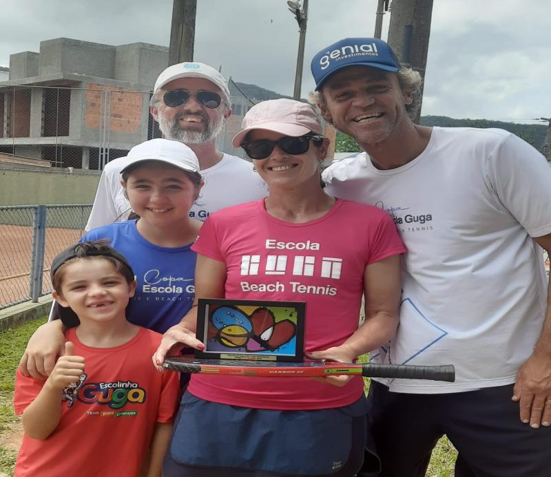 Correndo, pedalando, jogando tênis. Diretora de creche municipal de Florianópolis vive o esporte intensamente