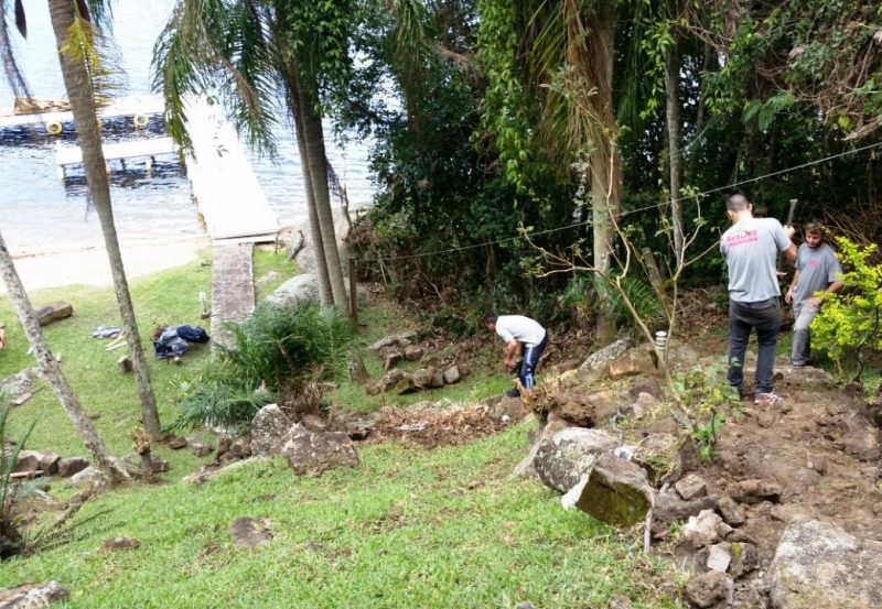 Floram realiza demolição na Costa da Lagoa