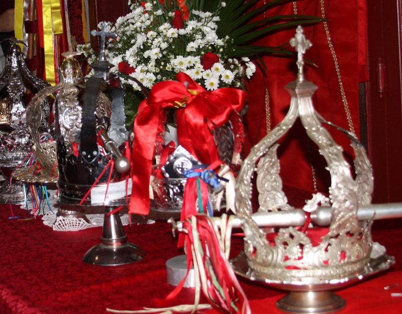 Comunidades recebem doação de coroas para Festa do Divino Espírito Santo