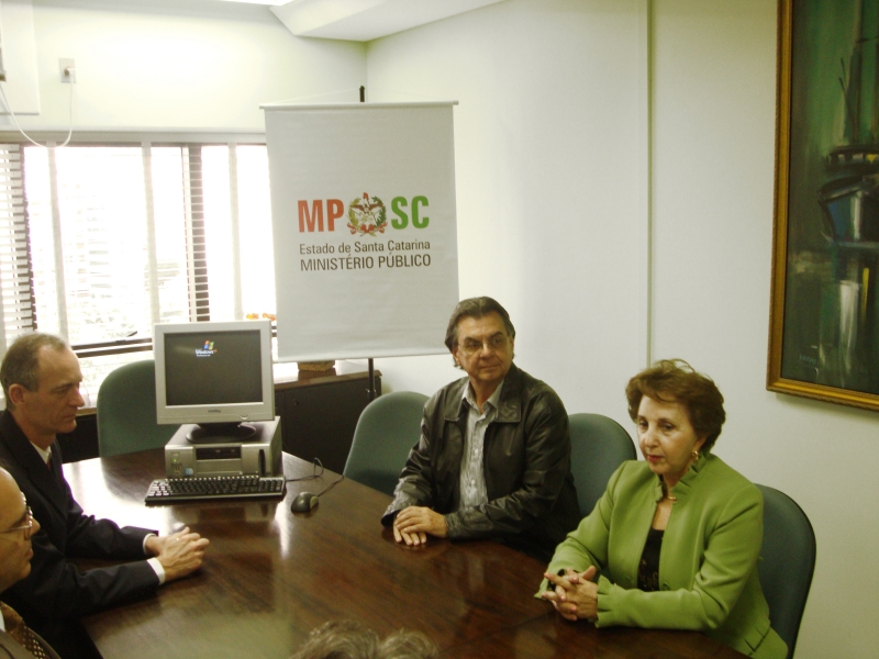Educação recebe computadores do Ministério Público