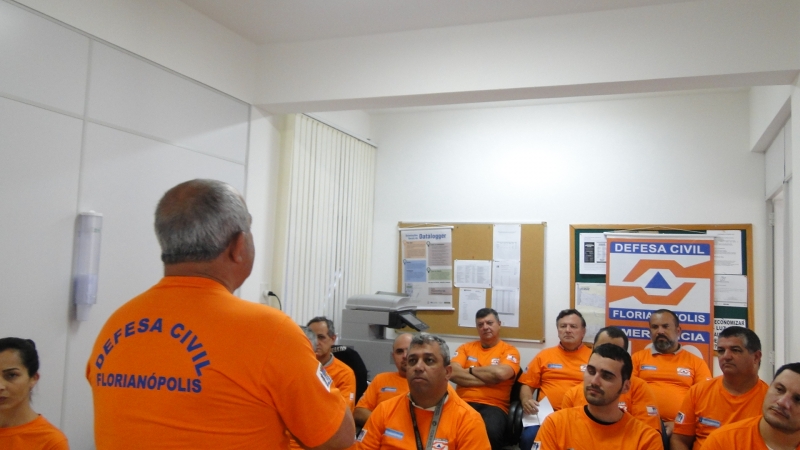 Defesa Civil treina para atuar via rádio