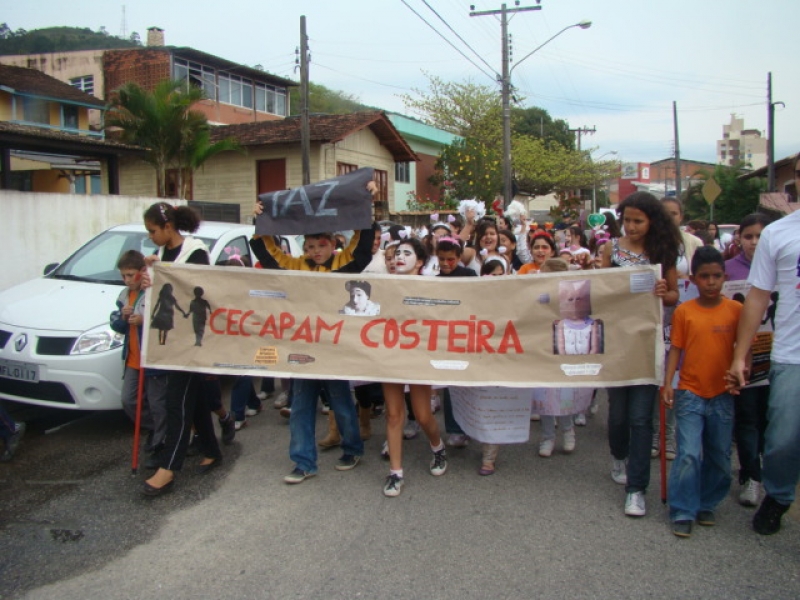 Caminhada contra violência mobiliza CECs da capital 