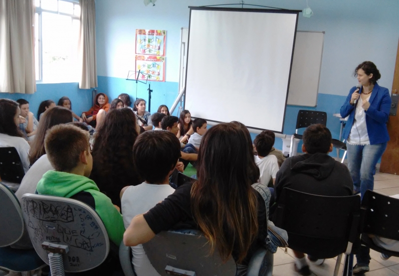 Escritora catarinense visita escola no Ribeirão 
