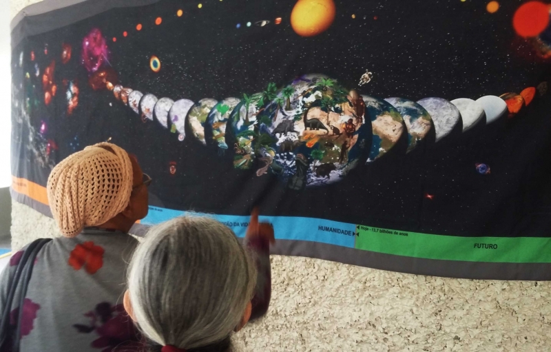 Turmas da EJA visitam planetário da UFSC