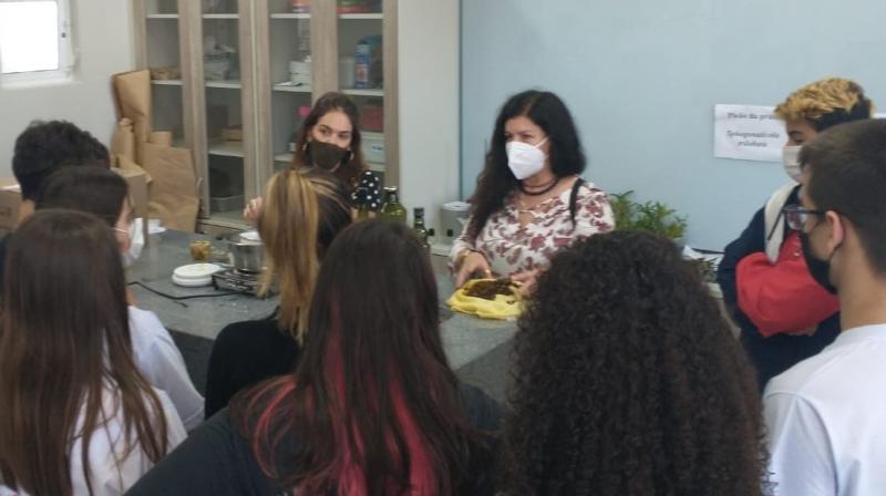 Professores e estudantes produzem pomadas e sabonetes no laboratório de ciências