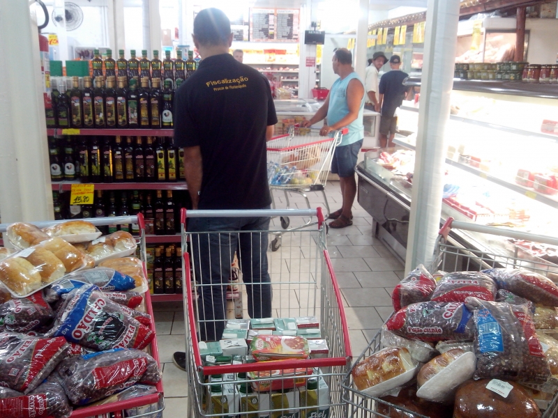 Procon apreende produtos impróprios para consumo