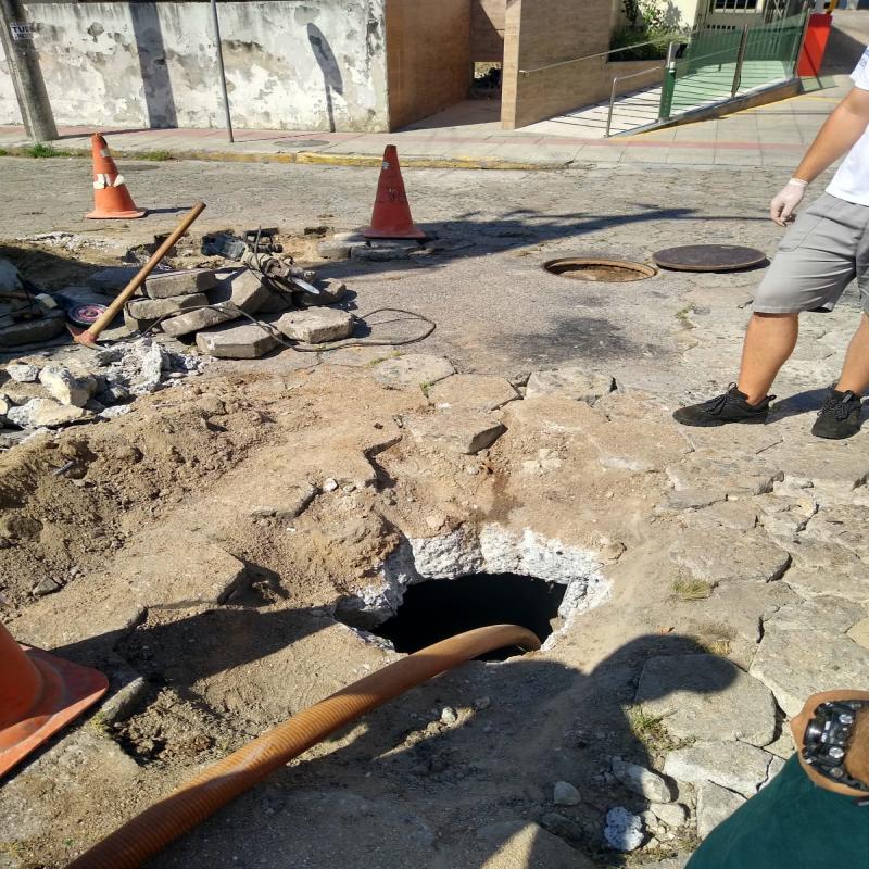 PMF autua Casan por rompimento de rede de esgoto em Coqueiros