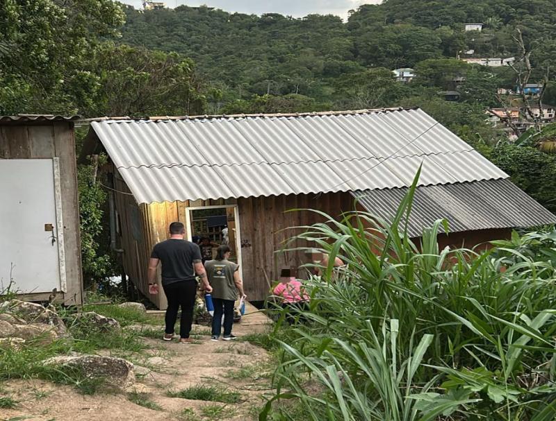 Reconstrução: trabalho de acolhimento com famílias afetadas pela chuva