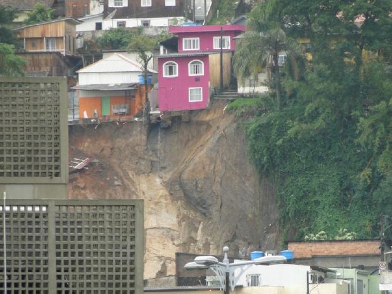 Secretário recebe relatório da Defesa Civil