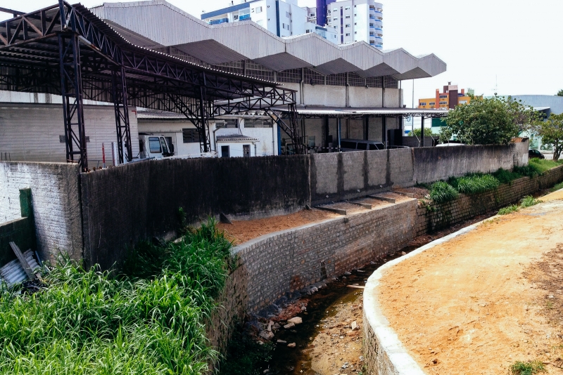 Concluído muro de contenção em ginásio municipal 