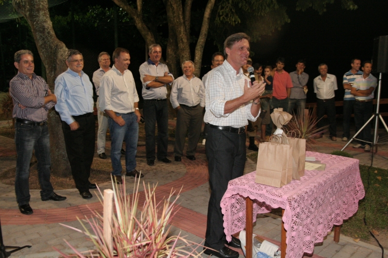 Prefeitura entrega obras à comunidade de Sambaqui 