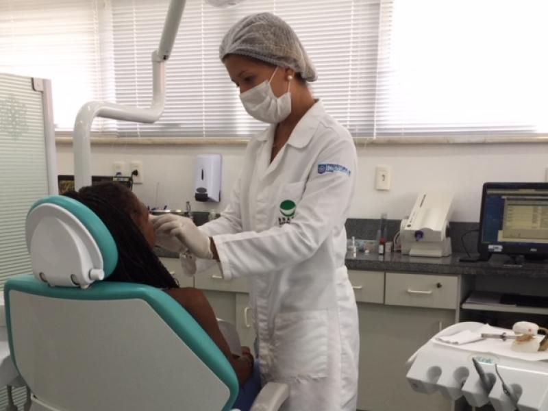 Serviço de prótese dentária na rede pública de saúde de Florianópolis completa 5 anos 
