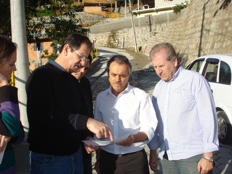 Secretario de Habitação e vereadores visitam obras do Maciço.