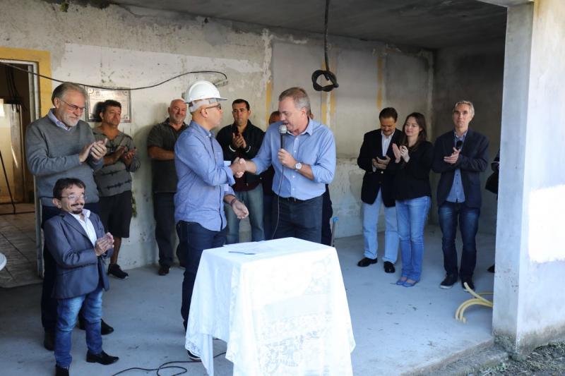 Prefeito assina ordem de serviço da unidade de saúde do Canto da Lagoa