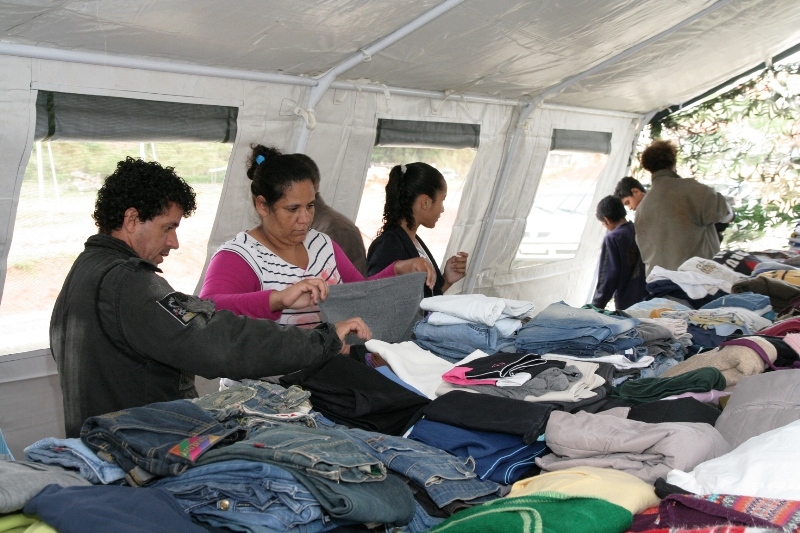 Guarda Municipal entrega roupas na Vila Aparecida