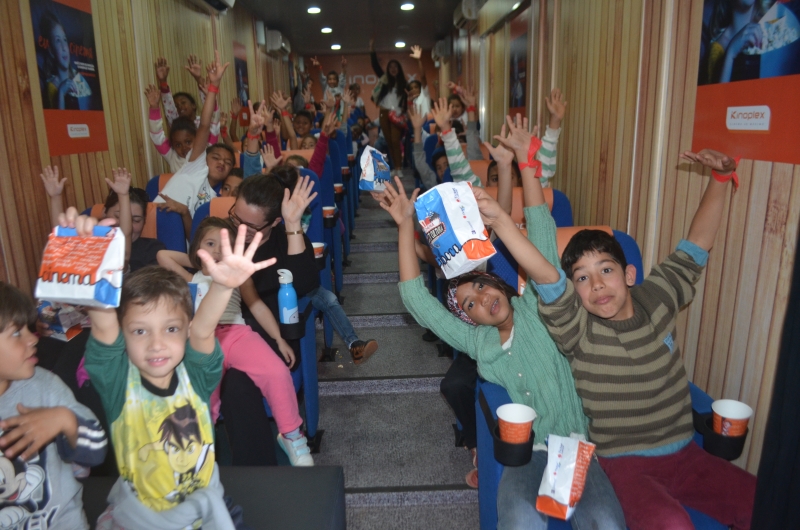 Crianças do CEDEP participam do cinema itinerante