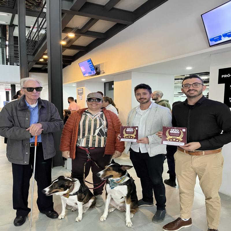 Procon e Pró-cidadão de Florianópolis recebem selo de acessibilidade para pessoas acompanhadas de cães de assistência