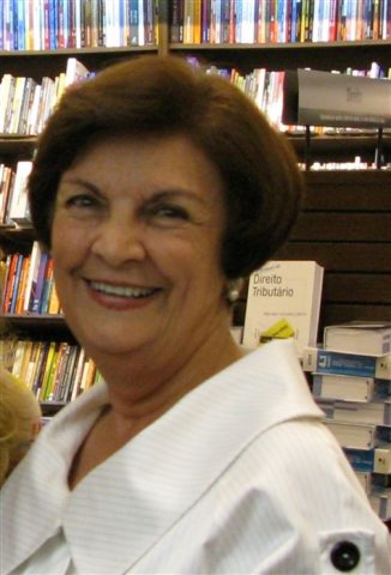 Clube da Leitura recebe escritora Yedda de Castro