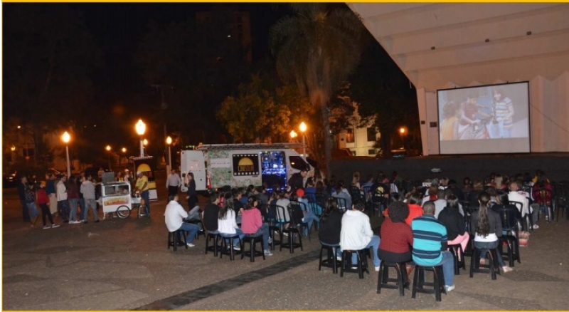 Cinema movido a sol chega a Florianópolis