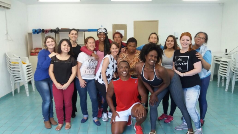 Mulheres em situação de rua aprendem zumba 