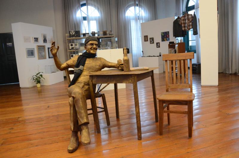 Exposição sobre o poeta Zininho encerra com Sarau na Galeria do Mercado Público