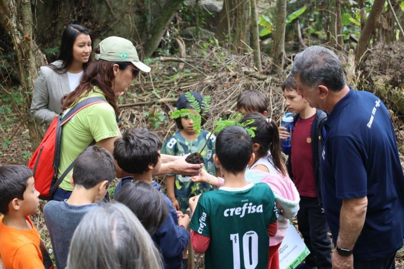 Mudas de espécies nativas são plantados por alunos na Costa da Lagoa