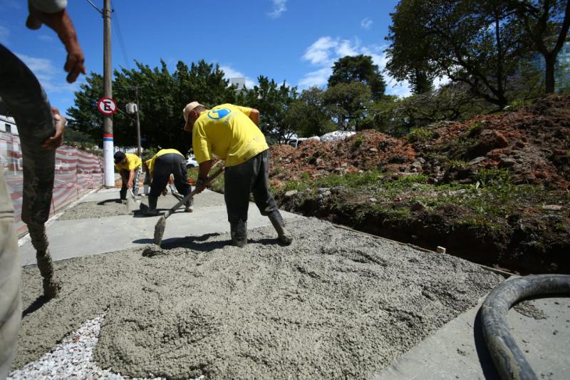 Iniciada a concretagem das calçadas externas da Praça Santos Dumont