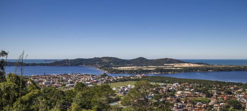 PMF multa Casan por vazamento de efluentes na Lagoa da Conceição
