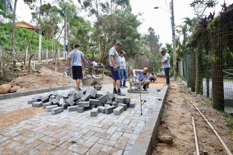 Trecho final em Estrada Geral, no Sambaqui, ganha pavimentação