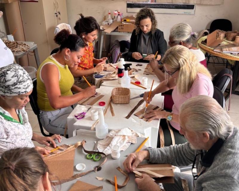 CRAS Ingleses recebe oficinas de artesanato com fibra de bananeira