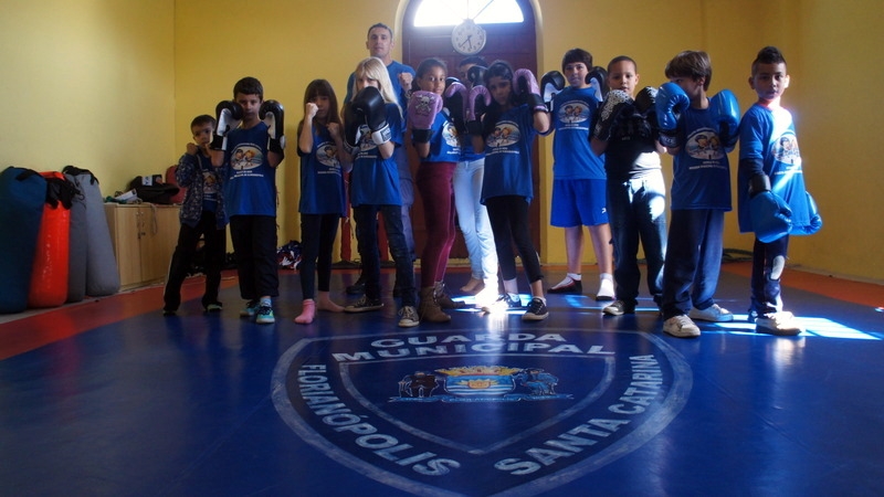 Boxe nas Escolas faz luta de apresentação