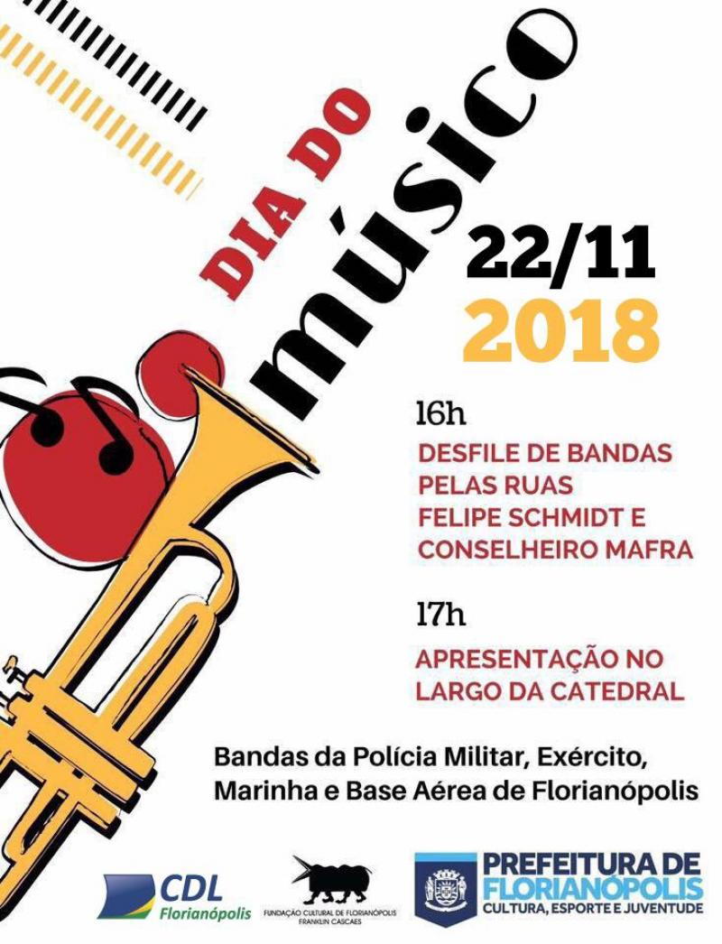 Mais de 100 músicos tocando em cortejo pelo centro de Florianópolis
