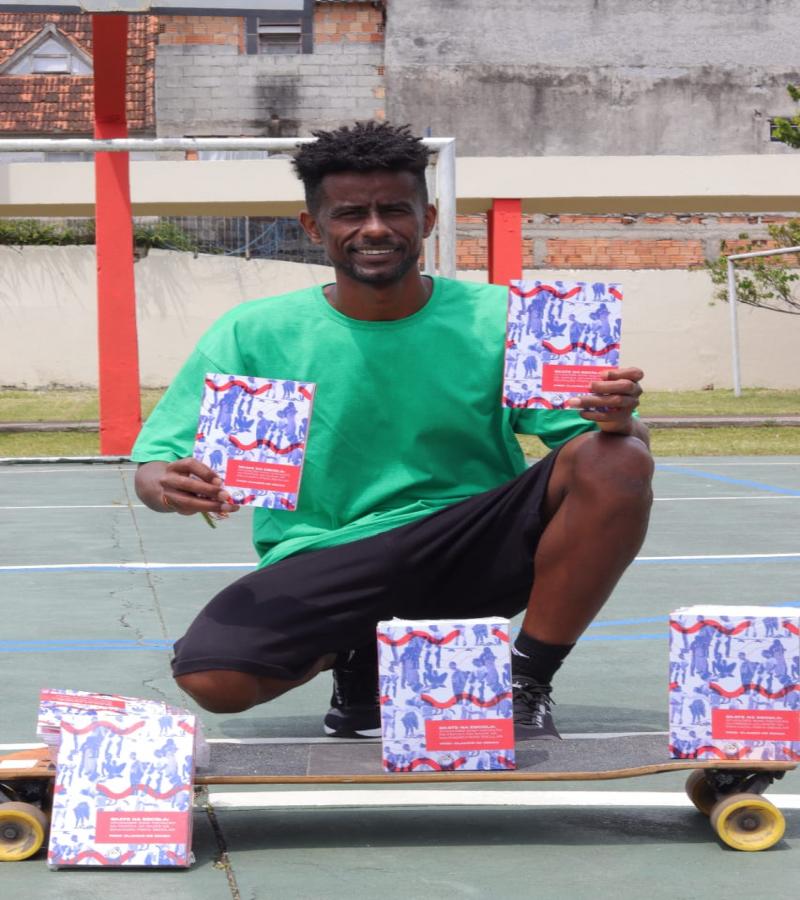 Professor da rede municipal de Florianópolis lança livro sobre ensino de skate na educação física