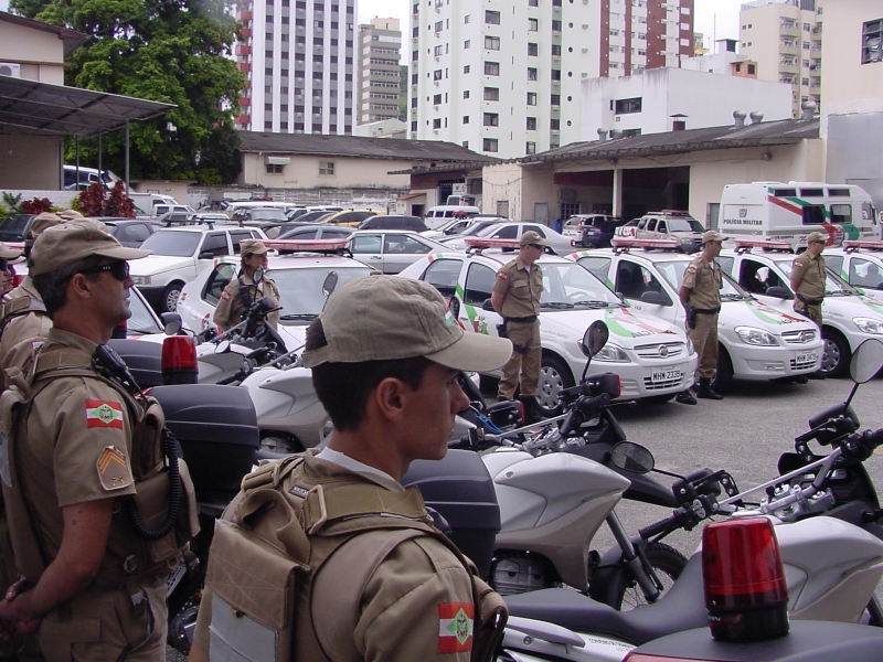 Prefeito entrega viaturas à PM
