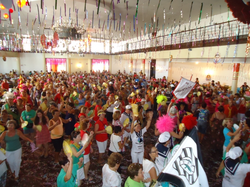 Baile de Carnaval da Terceira Idade promove alegria e muita música a inúmeros foliões