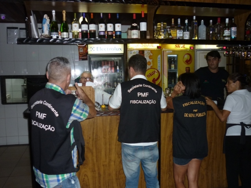 Secretaria orienta comerciantes de Itaguaçu