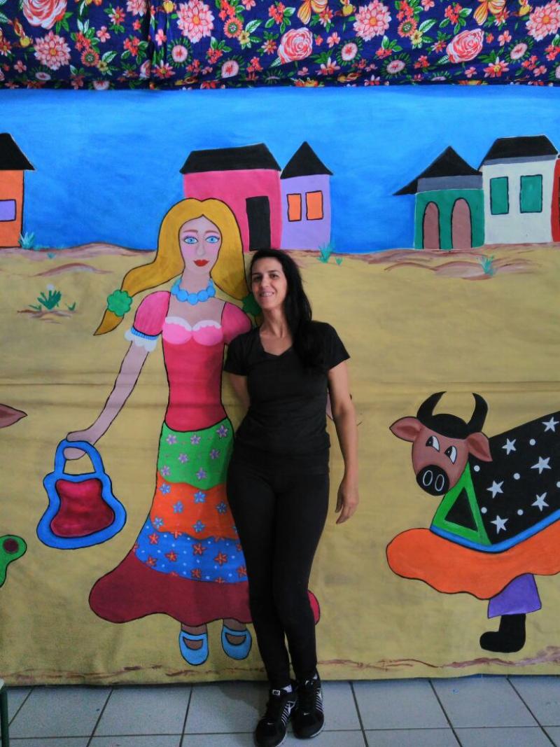 Professora-pintora espalha obras sobre boi de mamão em unidades
