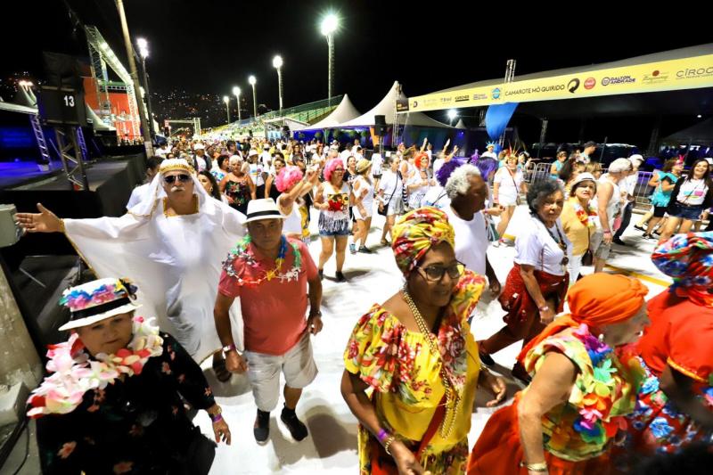 500 idosos atendidos por programa da Prefeitura de Florianópolis desfilam na Passarela do Samba Nego Quirido