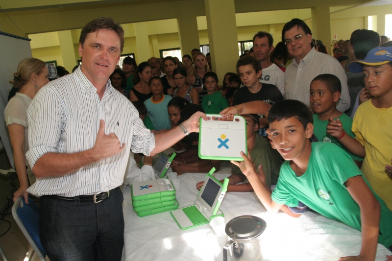 Prefeitura distribui mais de 400 laptops em escola pública da capital